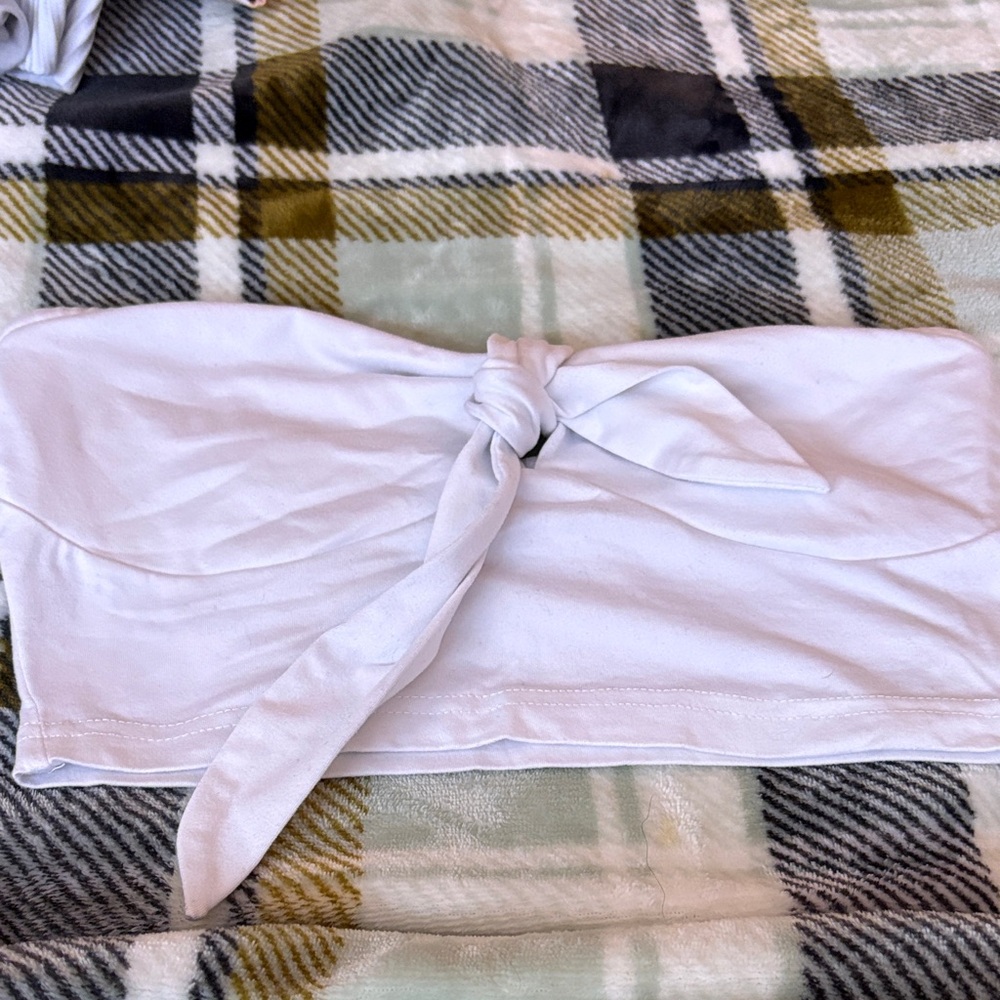 SHEIN White Knot Front Crop Top